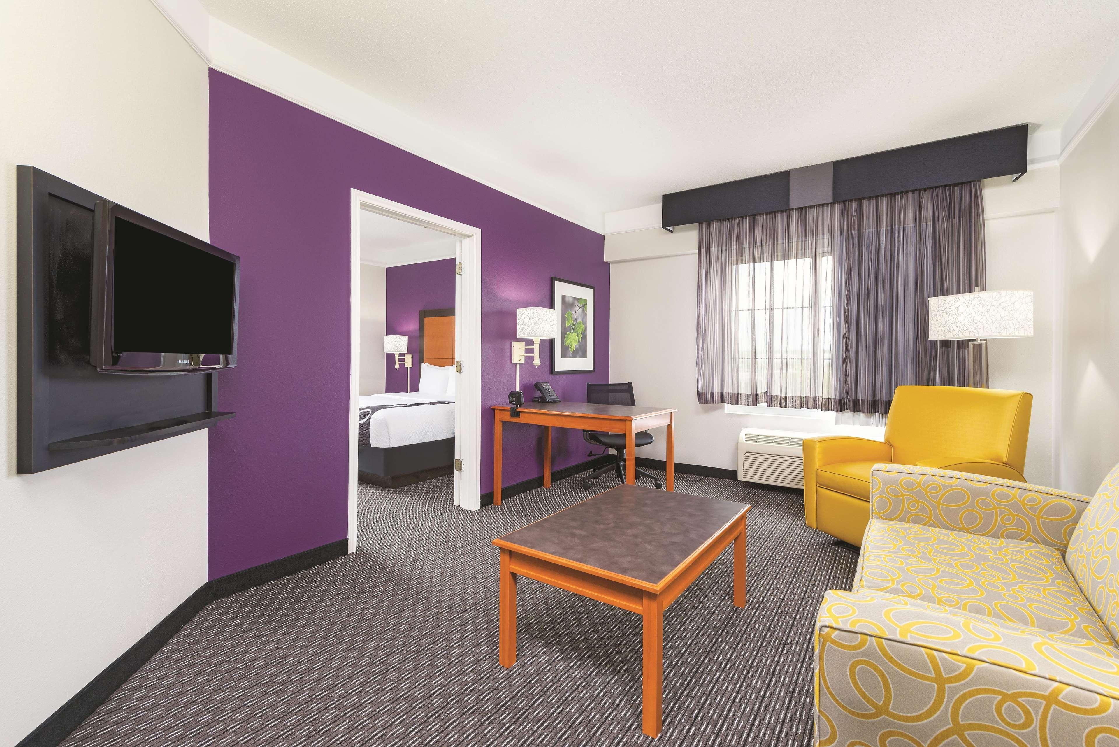 La Quinta By Wyndham St. Louis Westport Hotel