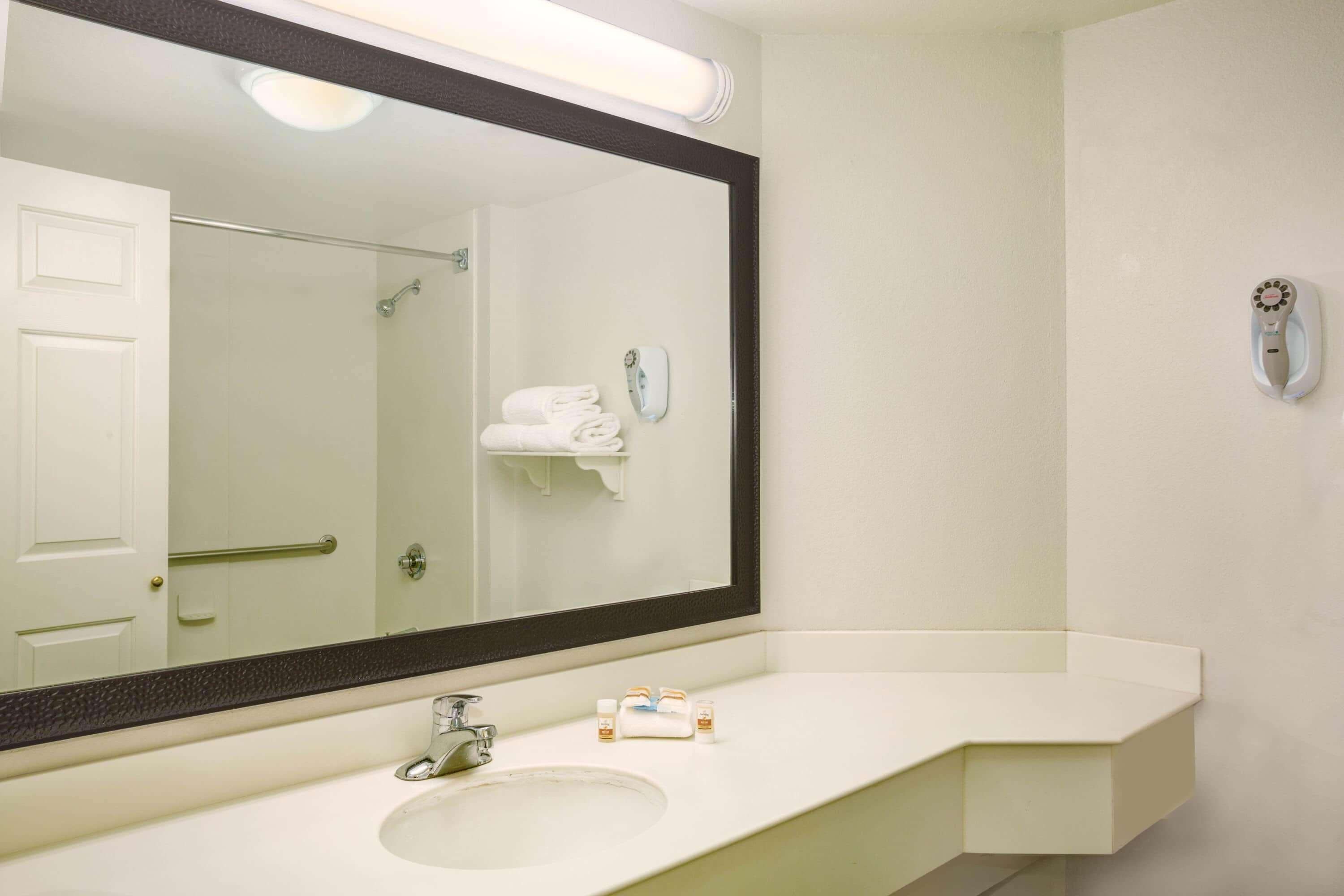 La Quinta By Wyndham St. Louis Westport