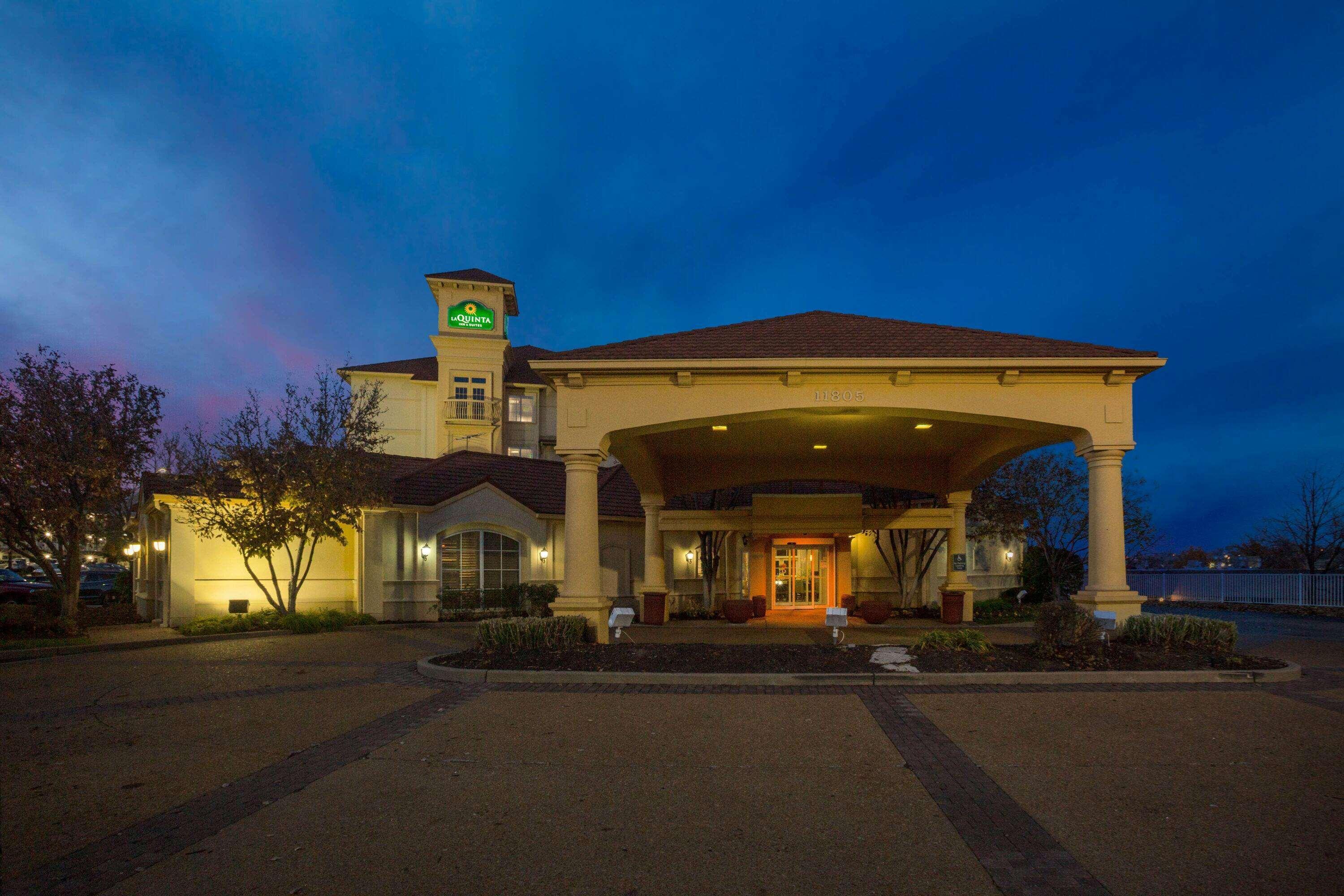 La Quinta By Wyndham St. Louis Westport Hotel