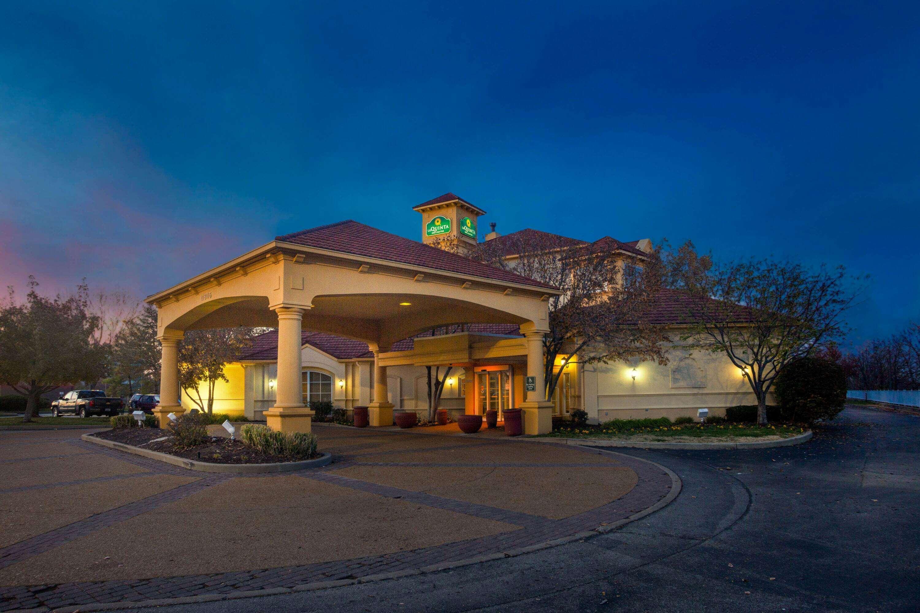 La Quinta By Wyndham St. Louis Westport Hotel