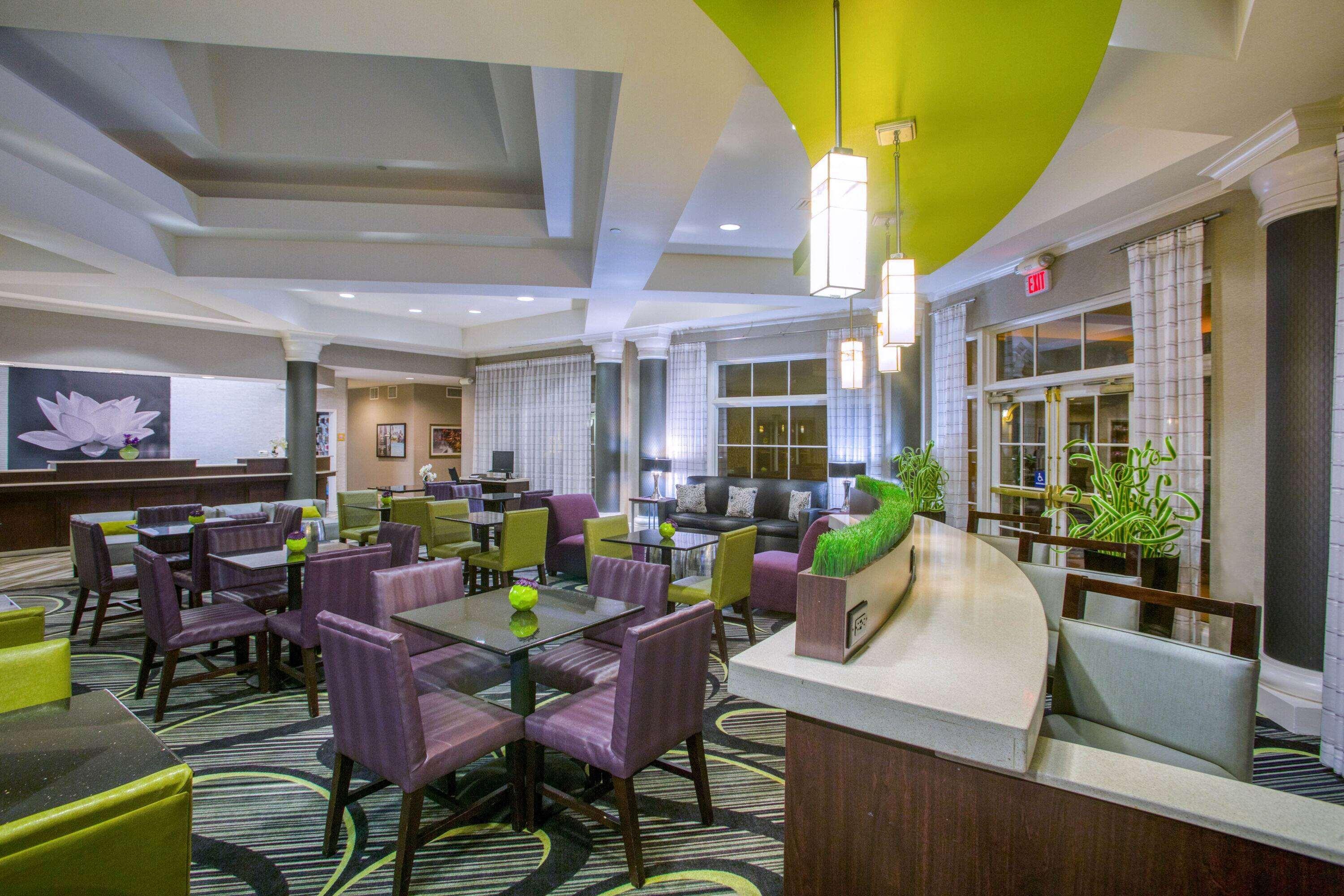La Quinta By Wyndham St. Louis Westport Hotel