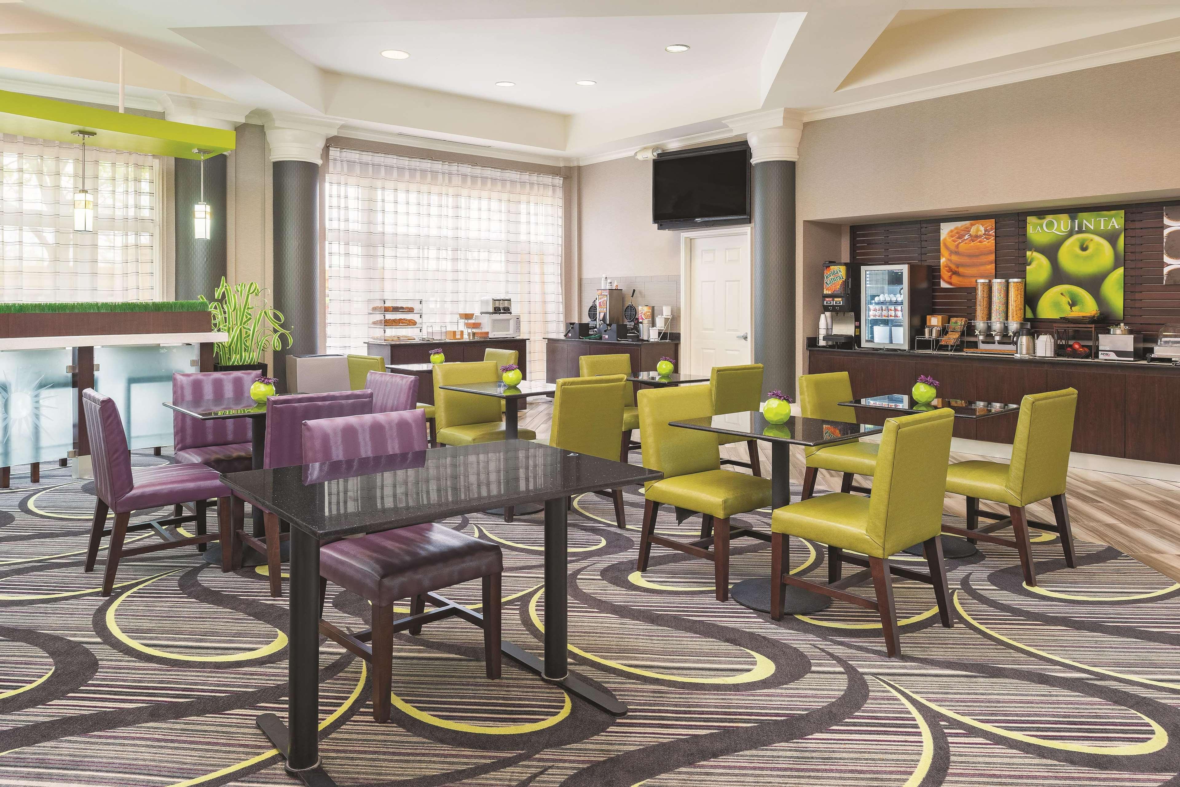 La Quinta By Wyndham St. Louis Westport Hotel