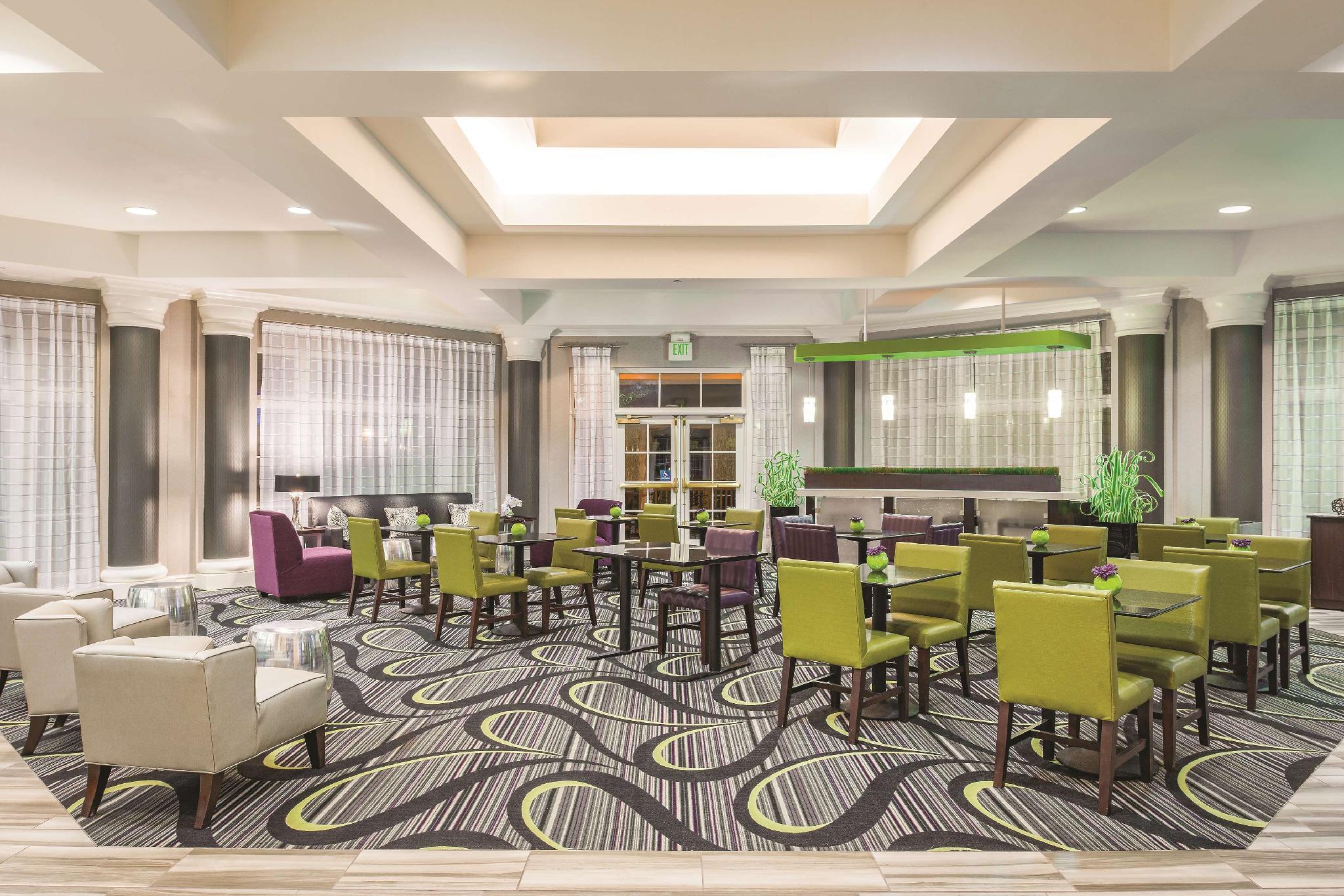 La Quinta By Wyndham St. Louis Westport Hotel
