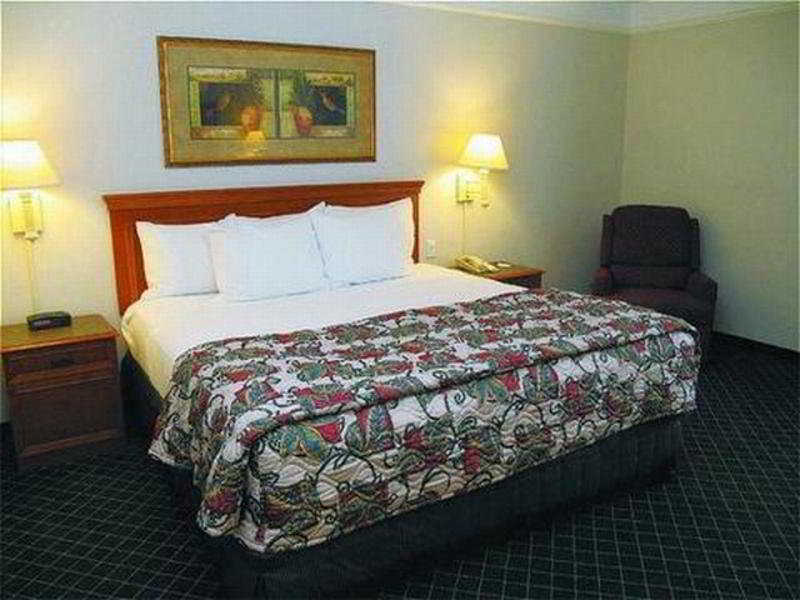 Hotel La Quinta By Wyndham St. Louis Westport 3*