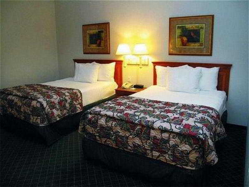 Hotel La Quinta By Wyndham St. Louis Westport 3*